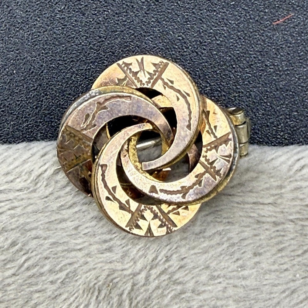 Vintage Estate Brooch Gold Tone Etched Interlocking Knot Small 0.75in